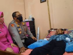 Kapolres Wonogiri AKBP Dydit Dwi Susanto  Bersama Ny Nadia Ds Memberikan Bantuan Kepada Narno Korban Kecelakaan Kerja