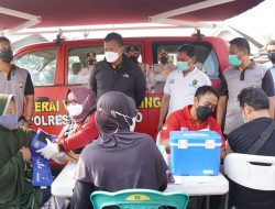 Polresta Sidoarjo Gencarkan Vaksinasi Booster Pada Masyarakat di Pasar Tradisional