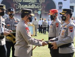 Kapolda Jateng Berikan 50 Penghargaan Pada Personil Polri dan Masyarakat Sipil
