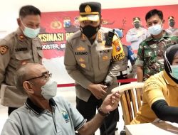 Usai Zoom Meeting Vaksinasi Serentak Indonesia Kapolresta Sidoarjo Langsung Menyaksikan Peserta Vaksinasi