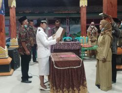 Kades Gunungan Ismiati Ningsih Melantik dan Mengambil Sumpah Jabatan Uswatun Hasanah sebagai Sekdes Gunungan