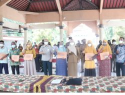 Bupati Ikfina Serahkan Bantuan Untuk Warga Betro dan Pakis Yang Terdampak Angin Puting Beliung