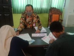 Penerima Program Bu’e (Bupati Bojonegoro) Satu Desa Dua Sarjana Tanda Tangani Pencairan Bea  Siswa.