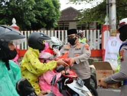 Kopolres Wonogiri Polda Jateng Bersama Ibu- ibu Bhayangkari Gelar Bagi-bagi Takjil