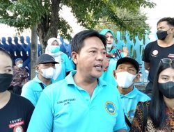 Aliansi Jurnalis Sidoarjo (AJS) Bagi – bagi Takjil Kepada Pengendara dan Warga