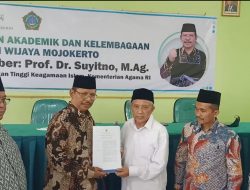 Direktur PTIK  Prof. Dr. Suyitno Serahkan Keputusan Menteri Agama Tentang Izin Alih Kelola STIT Raden Wijaya Mojokerto