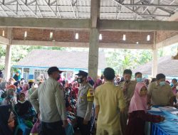 Bhabinkamtibmas Polsek Sukowono Kawal Pengamanan Giat Vaksinasi dan Penyaluran Bantuan Minyak Goreng