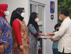 Bupati Sidoarjo Dampingi Menhan Prabowo Serahkan 53 Kunci Serta Sertifikat Rumah Kepada Ahli Waris KRI Nanggala 402