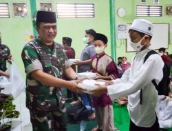 Juma’t Berkah, Kodim Bojonegoro Berbagi Takjil Bersama Ratusan Siswa SDI Luqman Al Hakim