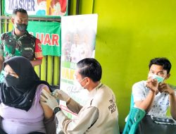 Babinsa Koramil Dander Kawal Serbuan Vaksinasi Kodim Bojonegoro kepada Masyarakat