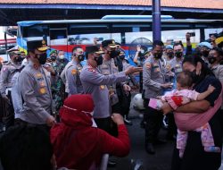 Kapolri Cek Pos Pelayanan Terpadu Mudik Lebaran di Terminal Purabaya