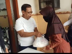 Menjelang Idul Fitri, Mr. Alex’s, Pengacara Dermawan Mojokerto ini Selalu  Bagi -Bagi Zakat Kepada Para Lansia