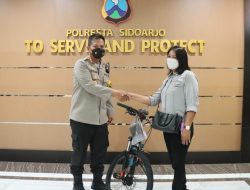 Setelah Mengikuti Vaksinasi di Terminal Purabaya, Seorang Wanita 40 Tahun Dapat Hadia Sepeda Angin