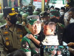 KSAD Menjenguk Anak dari Almarhum Sertu Eka Andrianto di RSUD Soetomo