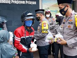Ramadan 1443 H, Polres Jombang Berbagi Takjil untuk Masyarakat