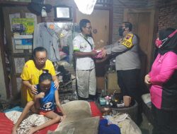 Jum’at Berkah, Warga Bantaran Rel Dapat Sembako dari Kapolres dan Bhayangkari Polres Wonogiri