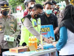 Pimpin Patroli Ramadan, Kapolres Nganjuk Borong Jajanan Demi Bantu Pedagang Kaki Lima