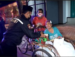 Dekatkan Diri Dengan Warga, Sat Samapta Polres Bangkalan Gelar ‘Sahur On The Road’ Bagi Bagi Nasi