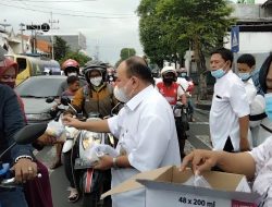 Sekretaris Diskominfo Sidoarjo Bersama AJS Bagikan Takjil