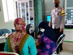 Bhabinkamtibmas Mojolangu Polsek Lowokwaru Polres Malang Kota Pantau Pelaksanaan Vaksin Booster di Puskesmas Mojolangu