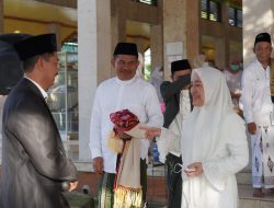 Bersatu Bersama Warga, Bupati Bojonegoro Tunaikan Shalat Idul Fitri di Masjid Baabus Shofa
