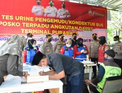 Satres Narkoba Polresta Sidoarjo bersama Biddokes Polda Jatim Lakukan Tes Urine Sopir Bus Arus Balik Lebaran di Terminal Purabaya