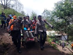 Polres Bondowoso dan Tim Evakuasi Temukan Pendaki Gunung Ijen yang Hilang Dalam Kondisi Selamat
