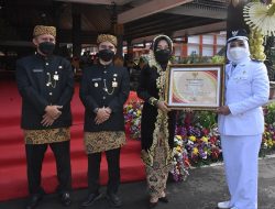 Kado Hari Jadi Kabupaten Mojoketo ke 729, Ning Lurah Brangkal Dapat Penghargaan Lunas PBB P2 dari Bupati Ikfina