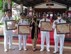 Bupati Ikfina Beri Penghargaan Kades Yang Lunas PBB – P2 Pada Peringatan Hari Jadi Kabupaten ke 729 Tahun