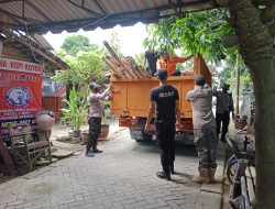 Petugas Gabungan Beri Bantuan Penahan Longsor di Desa Kauman