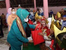 Ketua TP-PKK Lampura Mengukuhkan Tim Penggerak PKK Dan Bunda Paud