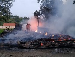 Dinas Damkar dan Penyelamatan Pos Temayang Padamkan Kebakaran di Kedungsumber
