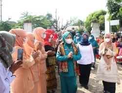 Ketua TP- KK Kabupaten Lampura, Hadiri Pelantikan TP-KK Desa dan Bunda Paud di Aula Desa Madukoro