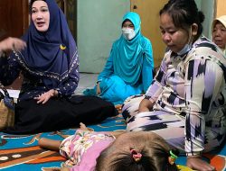 Didampingi Descha Govindha, Hj.Lita Machfud Arifin Berikan Perhatian Kepada Penderita Hidrosephalus di Kecamatan Waru Sidoarjo