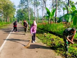 Bersama Masyarakat, Koramil Kedewan Bojonegoro Gotong Royong bersihkan Jalan Poros Desa