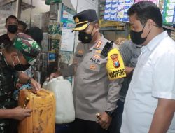 Kapolresta Sidoarjo bersama Dandim 0816  Sidak Harga Minyak Curah di Beberapa Pasar Tradisional