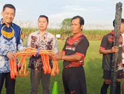Reses Anggota DPRD Jatim Abah Suwandy dari Fraksi NasDem Diwarnai Pemberian Alat Alat Olah raga Sepak Bola