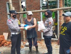 Polsek Pakis Polres Malang Menggelar Bakti Sosial Bedah Rumah Kepada Warga