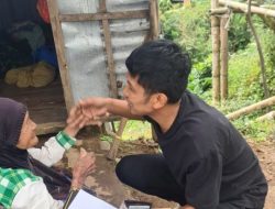 Diakhir Weekend, Plt Kasi Humas Polres Gowa Kunjungi Nenek Satti, Ini Yang Dilakukan