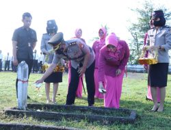 Sambut Hari Bhayangkara ke-76, Kapolres Takalar Tabur Bunga di TMP Polongbangkeng