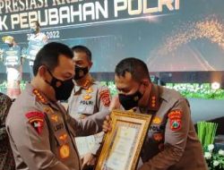 Humas Polda Jatim Terima Penghargaan dari Kapolri Terkait Partisipasi Aktif Mensosialisasikan Kegiatan Hari Bhayangkara ke-76