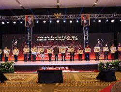 Bupati Bojonegoro Terima Penghargaan Realisasi Pendapatan Daerah Tertinggi