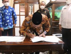 Bupati Sidoarjo Menandatangani Perjanjian Tukar Menukar BMD Tanah Eks TKD dengan Korban Lumpur Lapindo