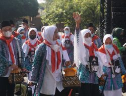Bupati Bojonegoro Ann Mu’awanah Secara Simbolis Berangkatkan 261 CJH di Pendopo Malowopati
