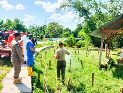 Bersama BPBD Bojonegoro, Babinsa Koramil Temayang Laksanakan Penyemprotan Disinfektan Pasar Hewan