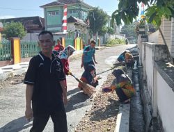 Menyambut HUT. Lampura ke-76, Masyarakat Tanjung Aman Pasang Umbul- umbul dan Gotong royong