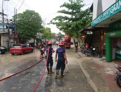 Dinas Damkar Gerak Cepat Bersihkan Ceceran Tanah di Jalan Demi Keselamatan Pengguna Jalan