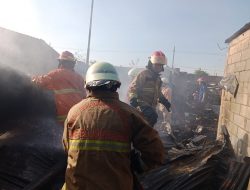 8 Unit Mobil Damkar dan Personel Gabungan Berhasil Padamkan Kebakaran di Pasar Bungkal