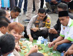 Ajak Kapolres Makan Beralaskan Daun Pisang Warnai Aksi HKTI Jember di Hari Krida Pertanian