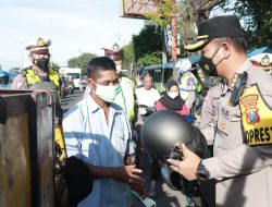 Perduli Keselamatan  Pengendara, Polisi Sidoarjo Razia Vaksinasi dan Bagikan Helm